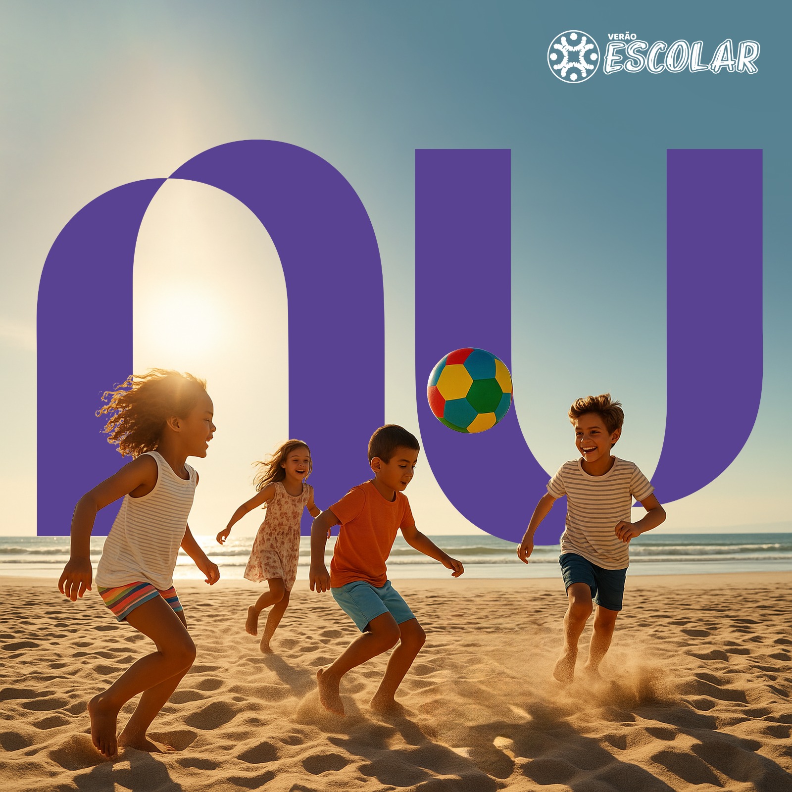 Crianças jogando futebol na praia